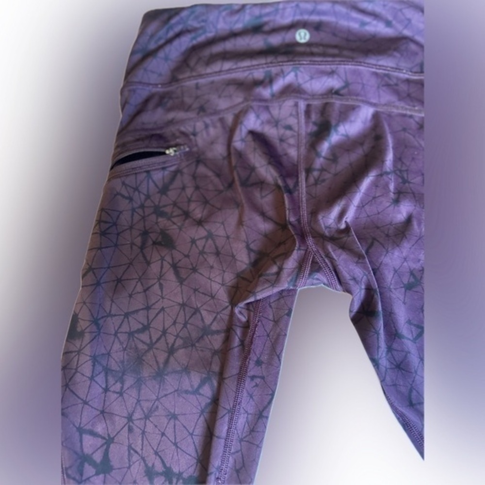 - LULULEMON star crossed pattern leggings Sz6